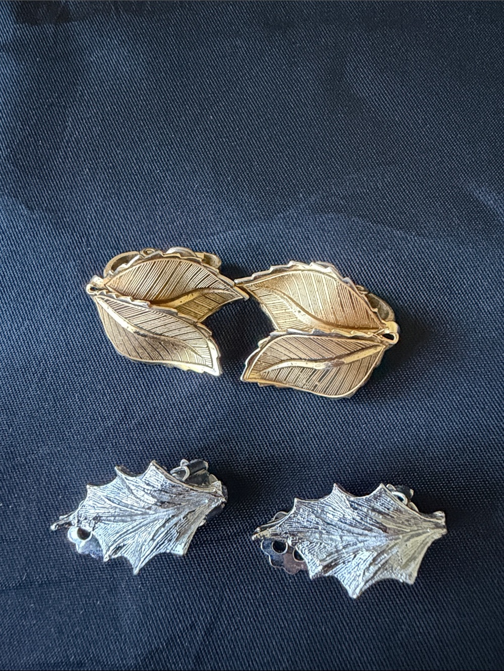 Vintage leaf clip earrings 2 pair